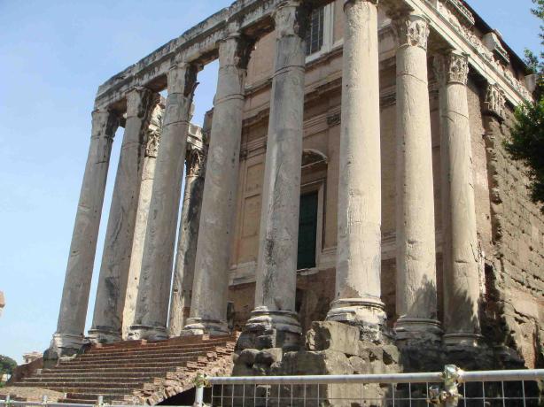 アントニヌスとファウスティーナの神殿。前室を囲む柱の高さは、17m。